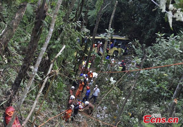 Rescuers work at the scene of bus plunge at Genting Highlands resort in the state of Pahang, Malaysia, on August 21, 2013. At least 37 were killed after a tourist bus plunged into a ravine near Malaysia's Genting Highlands resort on Wednesday. Police said at least three foreigners were in the bus, including one Chinese citizen. (Photo/CNS)