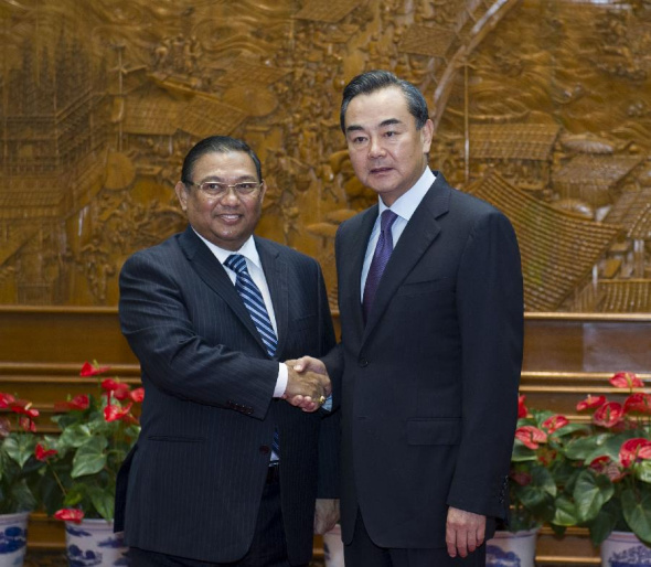 Chinese Foreign Minister Wang Yi (R) shakes hands with his Myanmar counterpart U Wunna Maung Lwin in Beijing, capital of China, Aug. 28, 2013. (Xinhua/Wang Ye)