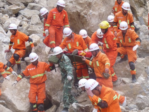 Rescue work is underway after the 5.9-magnitude earthquake. [Photo by Wang Xinghao / For China Daily]