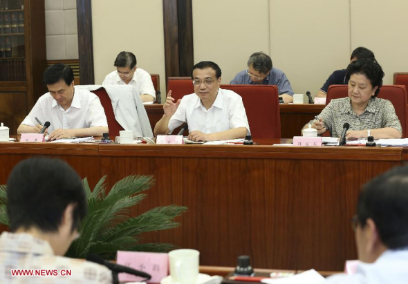 Chinese Premier Li Keqiang (C), who is also a member of the Standing Committee of the Political Bureau of the Communist Party of China Central Committee, presides over the first plenary meeting of China's leading group on education and science and technology, in Beijing, capital of China, Aug. 31, 2013. (Xinhua/Pang Xinglei)