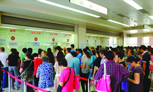 A long line of patients at Beijing Chaoyang Hospital. Photo: Yin Lu/GT