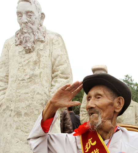 Shui Qingshan, a 100-year-old veteran, attends an event marking the 68th anniversary of victory in the War of Resistance against Japanese Aggression (1937-45), in Songshan, Yunnan province, on Tuesday. Hu Yongqi / China Daily