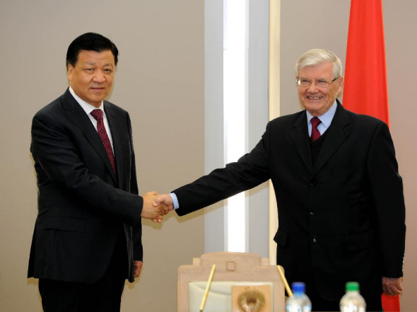 Liu Yunshan (L), a member of the Standing Committee of the Political Bureau of the Communist Party of China (CPC) Central Committee and member of the Secretariat of the CPC Central Committee, meets with Belarussian Parliament's upper house (Council of the Republic) Chairman Anatoly Rubinov in Minsk, capital of Belarus, Sept. 4, 2013. (Xinhua/Rao Aimin)