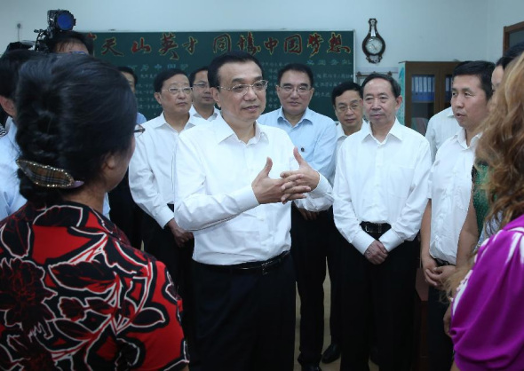 Chinese Premier Li Keqiang communicates with teachers at No. 20 High School of Dalian, northeast China's Liaoning Province, Sept. 9, 2013. Li stressed raising education quality in underdeveloped regions while visiting teachers in Dalian on Monday ahead of Teachers' Day on Sept. 10. (Xinhua/Pang Xinglei) 