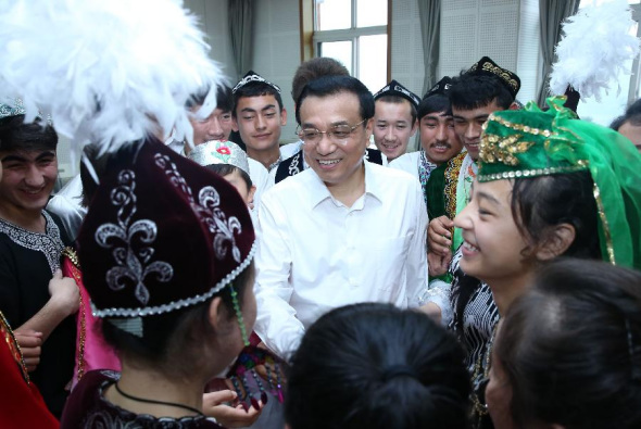 raising education quality in underdeveloped regions while visiting teachers in Dalian on Monday ahead of Teachers' Day on Sept. 10. (Xinhua/Pang Xinglei) 