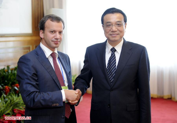 Chinese Premier Li Keqiang (R) meets with Russian Deputy Prime Minister Arkady Dvorkovich in Dalian, northeast China's Liaoning Province, Sept. 10, 2013. Dvorkovich is in Dalian to attend the Summer Davos Forum, which is scheduled to open on Sept. 11. (Xinhua/Zhang Duo)