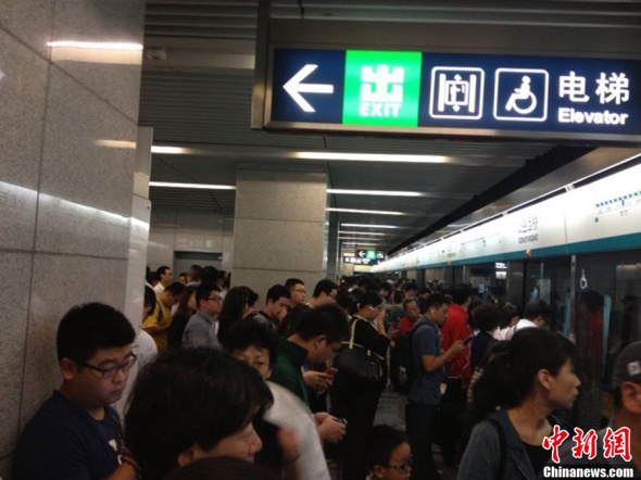 Photo taken on Sept. 16 shows Beijing's No.4 subway line suspends operation in the rush hours on Monday morning due to signal failure. (Photo: Chinanews.com)