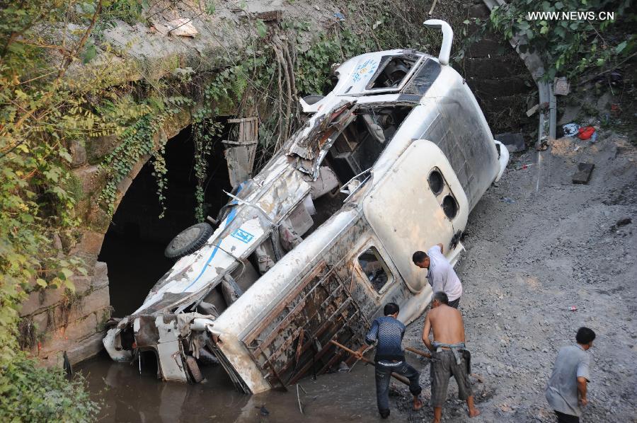 Photo taken on Sept. 15, 2013 shows the site where a road accident occurred in Zhenwu village, Dazhou city, southwest China's Sichuan province. Sixteen people, including 11 students, have been confirmed dead in the road accident, when a passenger bus collided with a truck, and then fell off a bridge. (Xinhua/Ding Shuang) 