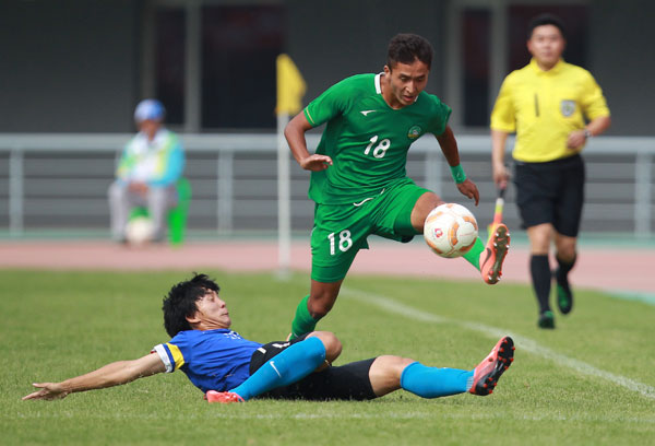 Xinjiang's Under-20 soccer team (in the green strip) in action against the Liaoning province team during the National Games in Shenyang. [Photo by Cui Meng / China Daily]