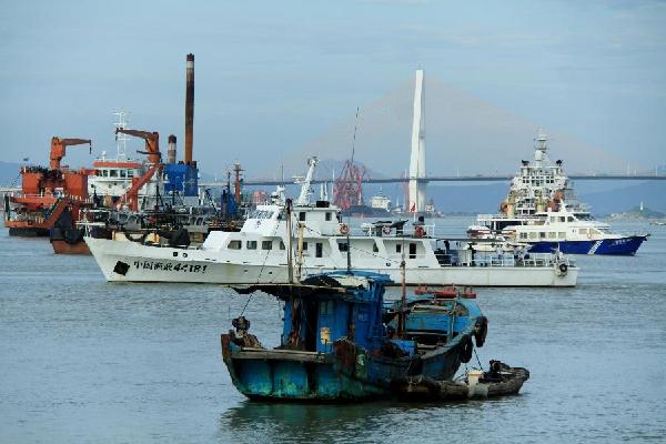 Vessels move to a harbor in Shantou, south China's Guangdong Province, Sept. 21, 2013. China's national observatory on Saturday issued the highest level of alert for super typhoon Usagi which was expected to bring gales and rainfall to the coastal areas and land in Guangdong Province between Sept. 22-23. (Xinhua/Yao Jun)