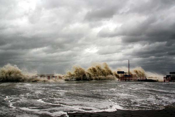 Super Typhoon Usagi produces strong winds off the coast of Shantou, Guangdong province, on Sunday. One of the strongest storms of the year, the typhoon had winds of 187 km/h at the storms eye, according to the Guangdong meteorological observatory.[Yang Lixuan / for China Daily]