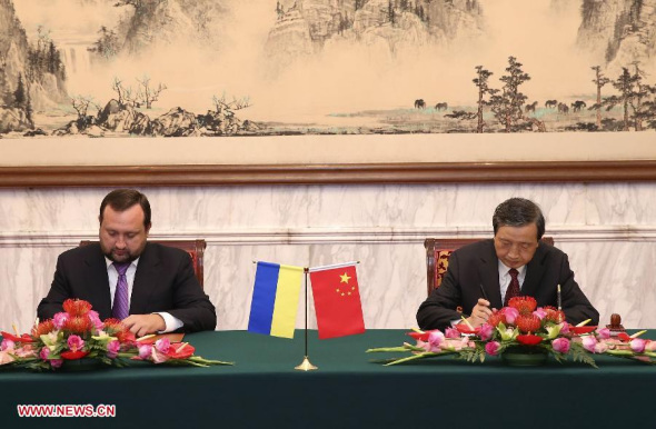 Chinese Vice Premier Ma Kai (R) and Ukrainian First Vice Prime Minister Serhiy Arbuzov sign the meeting minutes of the second meeting of the China-Ukraine Inter-government Cooperation Committee in Beijing, capital of China, Sept. 24, 2013. Ma Kai and Arbuzov co-chaired the meeting. (Xinhua/Pang Xinglei)