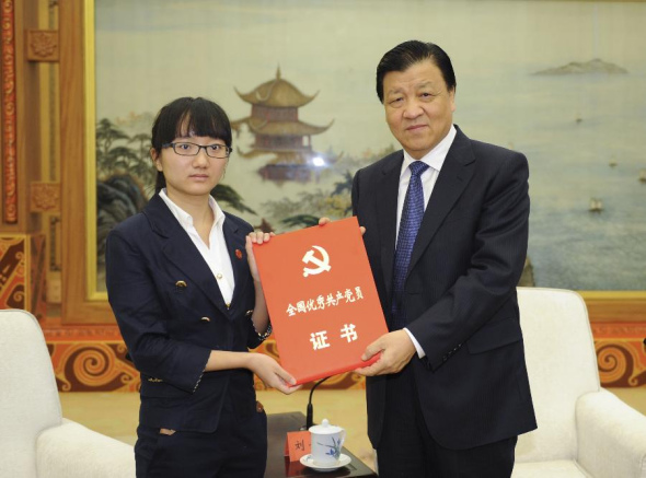 Liu Yunshan(R), a member of the Standing Committee of the Political Bureau of the Communist Party of China (CPC) Central Committee and head of the CPC's campaign to strengthen the mass line, referring to a guideline under which the CPC is required to prioritize the interests of the people, confers an honorary credential of Lan Hui, a late county official, to Lan's daughter Lan Xinyi, in Beijing, capital of China, Sept. 25, 2013. Lan Hui, former deputy head of Beichuan Qiang Autonomous County in southwest China's Sichuan Province, fell off a cliff and died while inspecting a rural road on May 23 of this year. Chinese President Xi Jinpingcalled on officials of the CPC to learn from Lan, who was hailed as a role model in implementing the mass line. (Xinhua/Xie Huanchi)