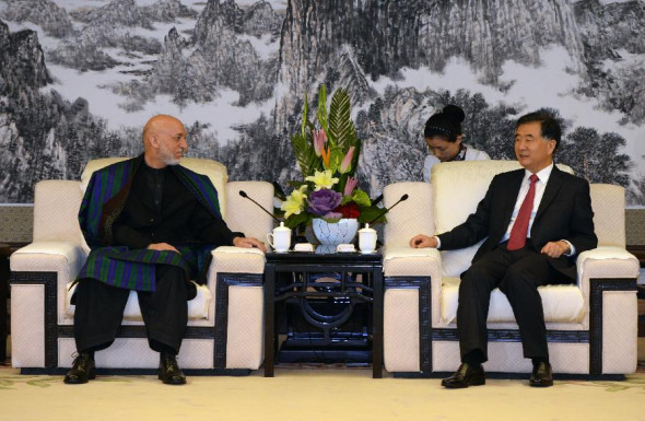 Chinese Vice Premier Wang Yang (R) meets with Afghan President Hamid Karzai during the 2013 Euro-Asia Economic Forum in Xi'an, capital of northwest China's Shaanxi Province, Sept. 26, 2013. (Xinhua/Li Yibo)