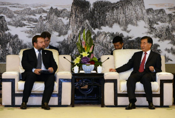 Chinese Vice Premier Wang Yang (R) meets with Ukraine's First Vice Prime Minister Serhiy Arbuzov during the 2013 Euro-Asia Economic Forum in Xi'an, capital of northwest China's Shaanxi Province, Sept. 26, 2013. (Xinhua/Li Yibo)