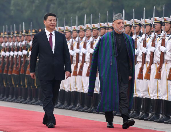 Chinese President Xi Jinping(L) holds a welcoming ceremony for the visiting Afghan President Hamid Karzai in Beijing, capital of China, Sept. 27, 2013. Xi Jinping held talks with Hamid Karzai in Beijing Friday. (Xinhua/Pang Xinglei)