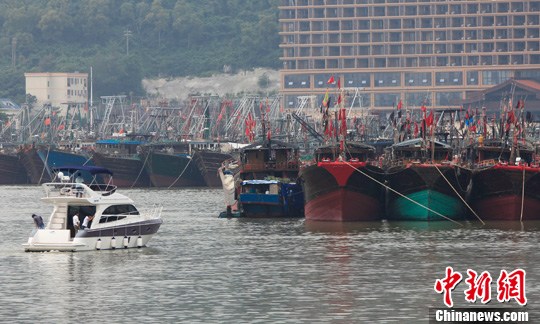 Boats returned to harbor to dodge Typhoon Wutip in Hainan province. [Photo: China News Service/ Yin Haiming]