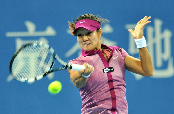 China's Li Na returns a shot during her women's singles match against Serbia's Bojana Jovanovski at China Open tennis tournament in Beijing, China, Oct. 1, 2013. Li Na won 2-0. (Xinhua/Li Wen)