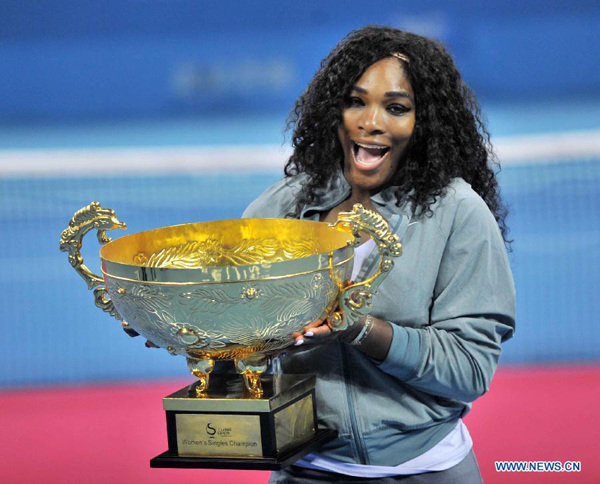 Serena Williams of the United States holds up the trophy during the awarding ceremony of the women's singles final against Jelena Jankovic of Serbia at the China Open tennis tournament in Beijing, capital of China, Oct. 6, 2013. Serena Williams won 2-0 to claim the title. (Xinhua/Li Wen)