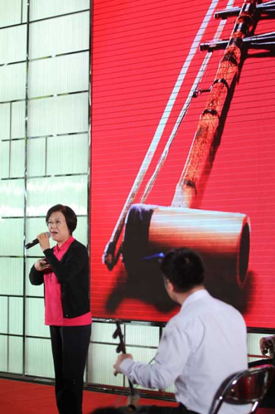 Peking Opera master Zhao Baoxiu sings with the accompaniment of jinghu. Provided to China Daily