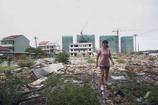 Some residents still remain at Qutun village in Zhejiang province. They are asking fro more reasonable compensation. [For China Daily] 