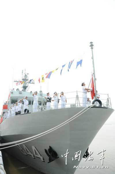 The photo shows that the officers and men of the Heshan ship are in the naming and flag-raising ceremony. The officers and men of a speedboat flotilla under the South China Sea Fleet of the Navy of the Chinese Peoples Liberation Army (PLAN) held a naming and flag-presenting ceremony of the new-type minesweeping ship Heshan on the morning of October 10, 2013 at a military port in Jiangmen city of south Chinas Guangdong province, marking that another new-type minesweeping ship is officially commissioned to the PLAN. (Chinamil.com.cn/ Liu Xin and Gao Yi)