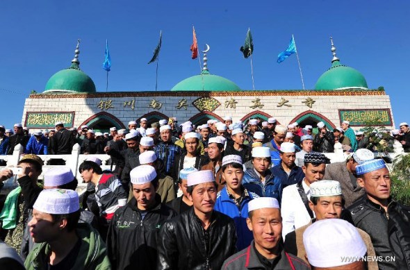 Muslims go to Nanguan Mosque to pray during the Muslim festival of Eid Al-Adha in Yinchuan, capital of northwest China's Ningxia Hui Autonomous Region, Oct. 15, 2013. Muslims from Ningxia Hui Autonomous Region celebrate the festival of Eid al-Adha , or the Festival of Sacrifice here, in commemoration of Prophet Abraham's readiness to sacrifice his son to show obedience to God. (Xinhua/Peng Zhaozhi)  