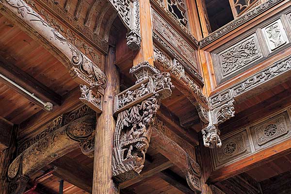 A part of a reassembled old house at Ahn Luh Lanting resort in Shaoxing, Zhejiang province features antique houses and furniture from Qin Tongqian's collection. [PHOTO BY Gao Erqiang / CHINA DAILY]