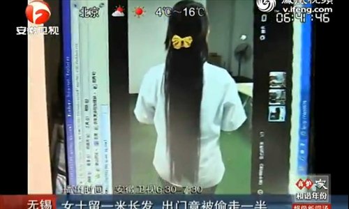 Cui before a thief suddenly cut off half a meter of her hair at a busy job fair. Cui claims to have been growing out her hair since 2010. Photo: Anhui TV /ifeng.com