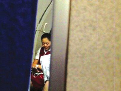 Flight attendants with Shandong Airlines started browsing her smartphone immediately after an announcement reminded passengers not to switch on  their electronic devices.