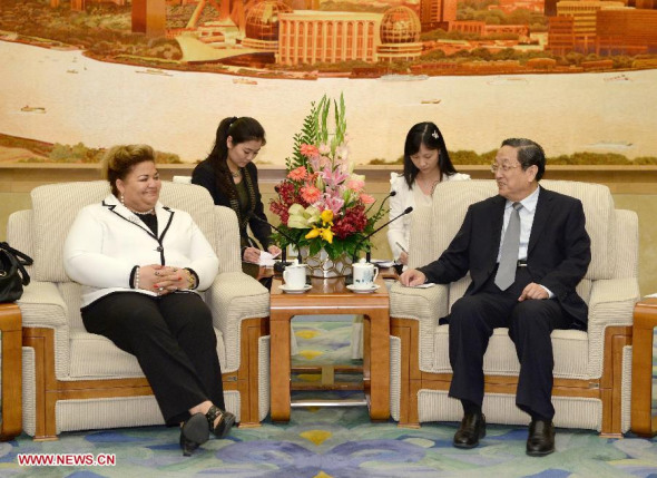 Yu Zhengsheng (R), chairman of the National Committee of the Chinese People's Political Consultative Conference (CPPCC), meets with Magreth Mensah-Williams, vice chair of the Namibian National Council, in Beijing, capital of China, Oct. 21, 2013. (Xinhua/Ma Zhancheng)