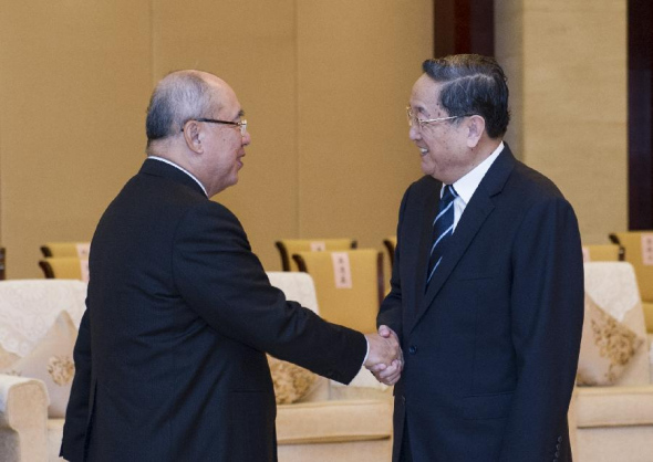 Yu Zhengsheng (R), chairman of the National Committee of the Chinese People's Political Consultative Conference (CPPCC), meets with honorary chairman of the Kuomintang (KMT) Wu Po-hsiung in Nanning, capital of south China's Guangxi Zhuang Autonomous Region, Oct. 25, 2013. Wu led a delegation to attend the ninth Cross-Strait Economic, Trade and Culture Forum to be held on Oct. 26 and 27 in Nanning. (Xinhua/Wang Ye)