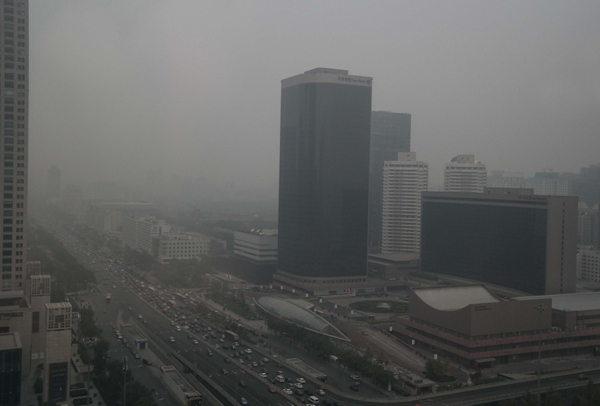 Heavy smog shrouds Beijing in Nov 1, 2013. [Photo/Xinhua]