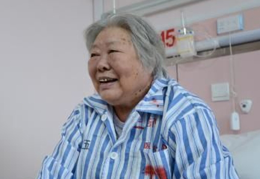 Liang Jun, 85, China's first female tractor driver, recovers at the Second Affiliated Hospital of Harbin Medical University after she was sent to the hospital on Oct 23 due to acute heart failure and serious asthma. Provided to China Daily  