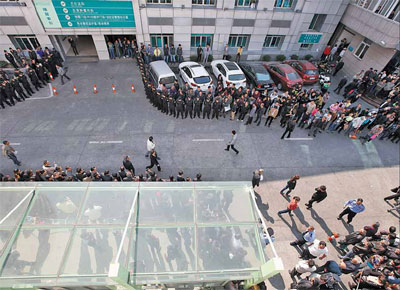 Police guard Wenling No 1 Hospital in Zhejiang province after a patient attacked three doctors, one of whom died. Xinhua