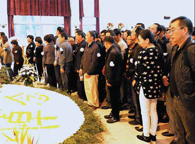 People pay their respects to Wang Yunjie, the doctor who died in the attack at Wenling No 1 Hospital in October. Wu Pengfei / for China Daily