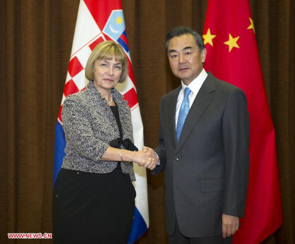 Chinese Foreign Minister Wang Yi (R) shakes hands with Croatian Deputy Prime Minister Vesna Pusic during their meeting in Beijing, capital of China, Nov. 5, 2013. (Xinhua/Xie Huanchi)