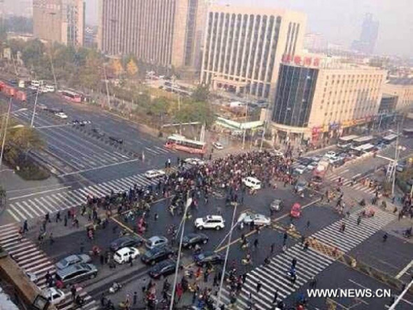 Photo taken on Nov. 6, 2013 shows the accident site after explosions on the Yingze Street in Taiyuan, capital of north China' Shanxi Province.  (Xinhua)