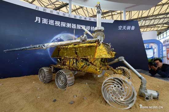 Visitors view the model of a lunar probe during the 15th China International Industry Fair in Shanghai, east China, Nov. 5, 2013. (Xinhua/Lai Xinlin)