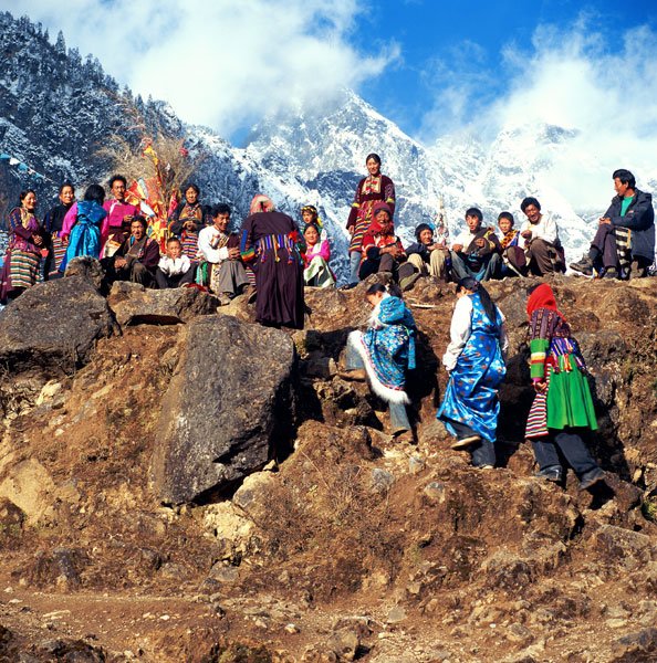 Bara villagers celebrate the Tibetan New Year on the summit of Darakelzom mountain, which is regarded as sacred by the local people. Provided to China Daily