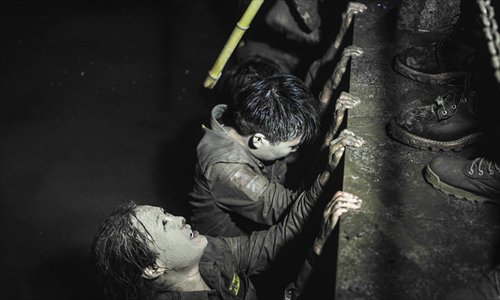 Trainees are submerged in water. Photo: Yang Yifan/Tencent News