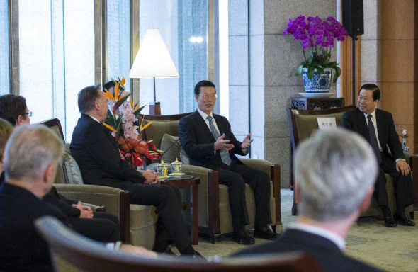 Chinese Vice Premier Zhang Gaoli(2nd R, back), who is also the president of the China Council for International Cooperation on Environment and Development (CCICED), meets with foreign guests during the 2013 Annual General Meeting of the CCICED in Beijing, capital of China, Nov. 13, 2013. (Xinhua/Wang Ye)