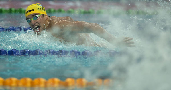 South Africa's Olympic champion Chad Le Clos competes in the men's 200m butterfly final during the FINA short course World Cup in Beijing, Nov 13, 2013. [Photo/Xinhua]