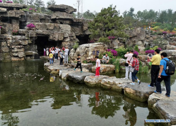 People visit the Jinxiu Valley in the Garden Expo Park in Beijing, capital of China, Sept. 19, 2013. (Xinhua/Li Xin)