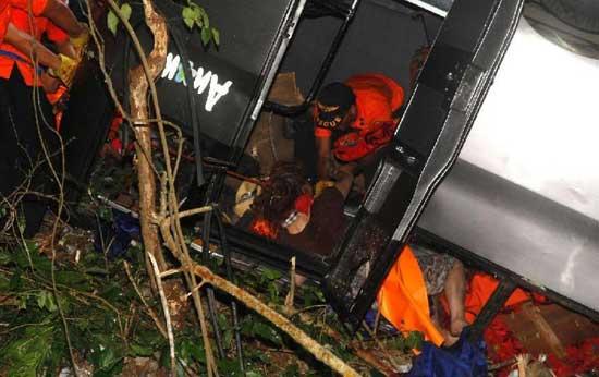 Rescuers try to evacuate victim at the accident site in Bali, Indonesia, on Nov. 18, 2013. (Xinhua/Indonesia Press Foto)