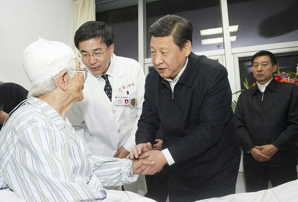 Chinese President Xi Jinping visits a survivor from Friday's oil pipeline blast at the affiliated hospital of Qingdao University in Huangdao district, Qingdao, East China's Shandong province, on the afternoon of Nov 24, 2013. Fifty-two people were confirmed dead in the blast.[Photo/xinhuanet.com]