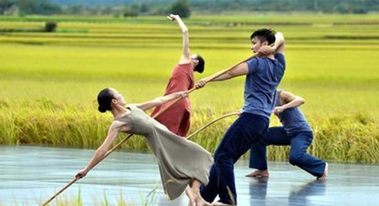 Taiwans Cloud Gate Dance Theater is celebrating its 40th anniversary with a new work called Rice, created by internationally acclaimed choreographer Lin Hwai-min. (Photo: CNTV)