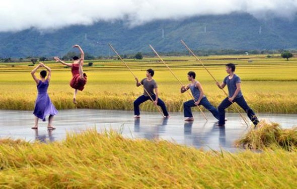 Taiwans Cloud Gate Dance Theater is celebrating its 40th anniversary with a new work called Rice, created by internationally acclaimed choreographer Lin Hwai-min. (Photo: CNTV)