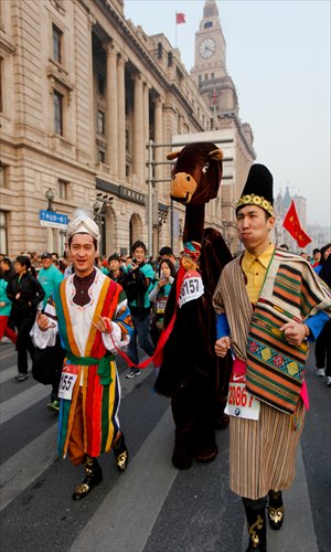 A camel and two keepers keep the pace. Photo: Cai Xianmin/GT