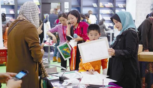 The first China Shanghai International Children's Book Fair draws a big crowd of young readers and their parents during its one-day public opening. [Photo by Gao Erqiang/China Daily]